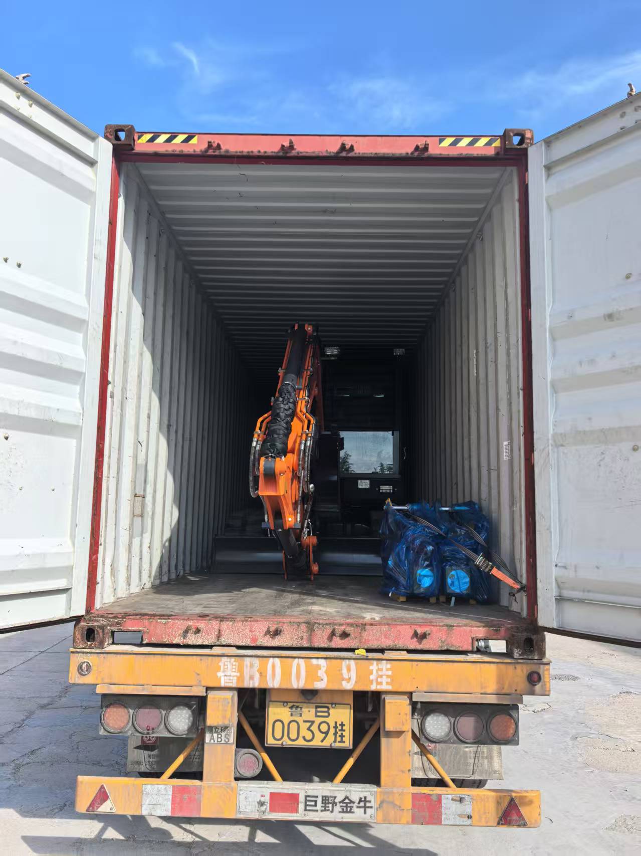 இரண்டு 6.5T அகழ்வாராய்ச்சிகள் அனுப்பப்பட்டுள்ளன