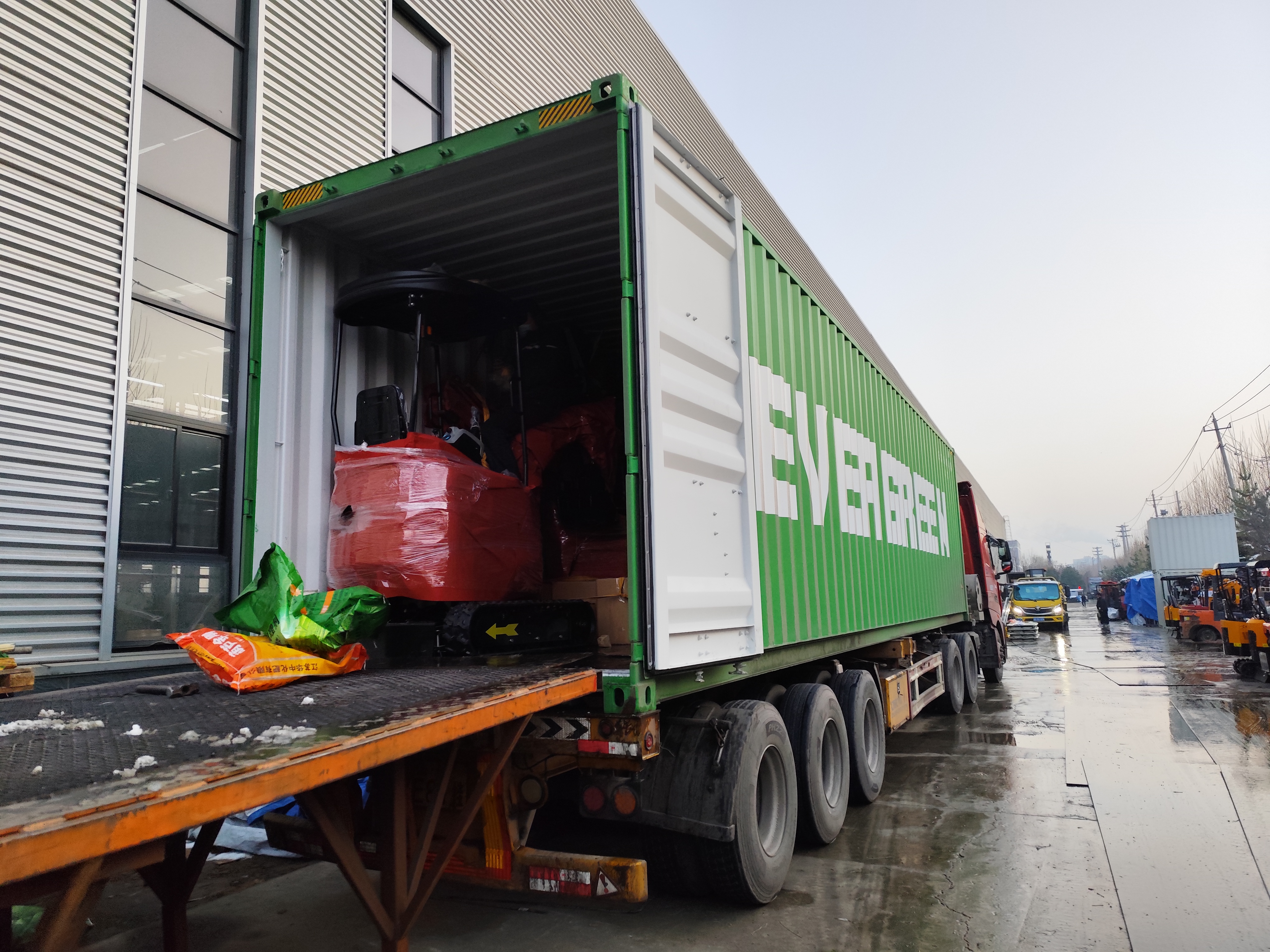 பிரெஞ்சு வாடிக்கையாளர் மினி அகழ்வாராய்ச்சி தயாரிப்பு முடிக்கப்பட்டு அனுப்பப்பட்டது