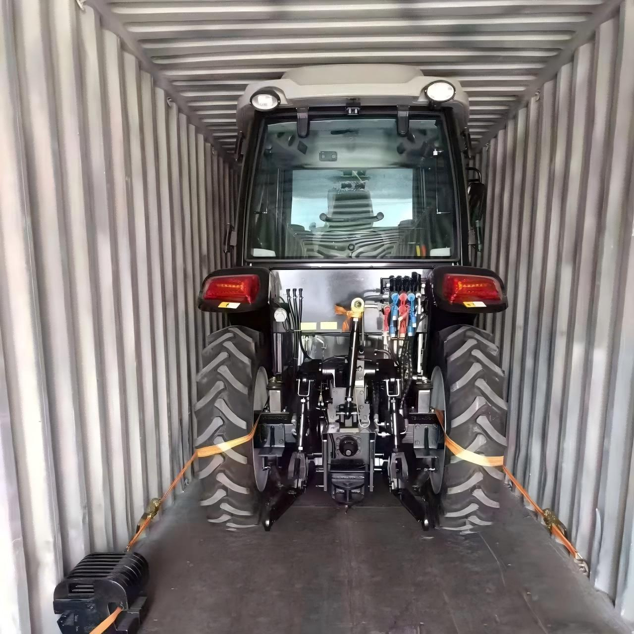 பனாமா நாட்டு வாடிக்கையாளருக்காக தனிப்பயனாக்கப்பட்ட 50HP டிராக்டர் டெலிவரி செய்யப்பட்டுள்ளது.